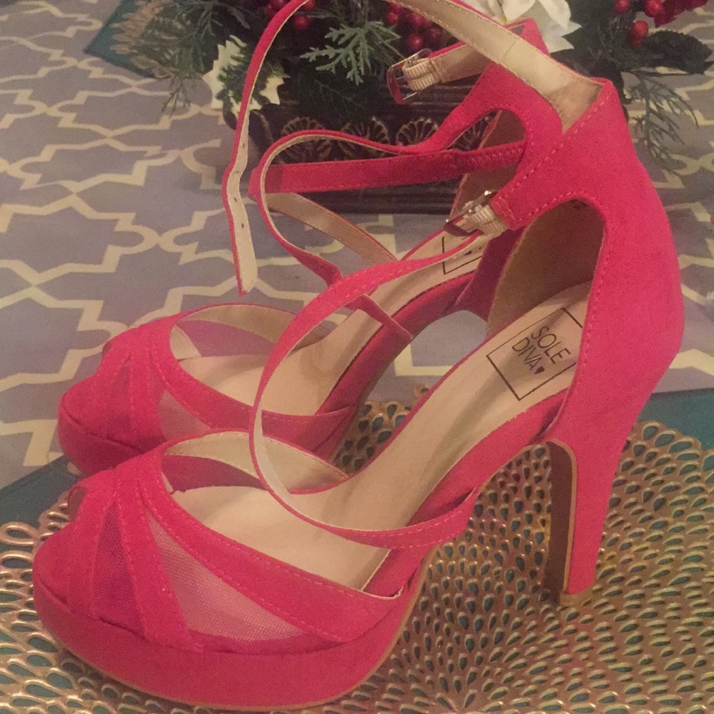Never before worn 3 1/2 peep toe sandals